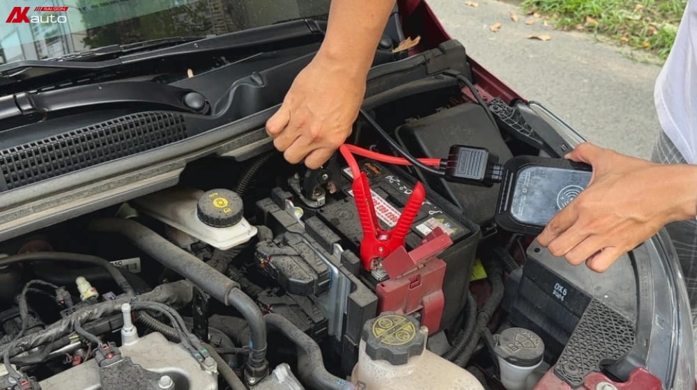 Người dùng nên xác định đúng cực âm, cực dương khi sử dụng bộ kích bình ô tô