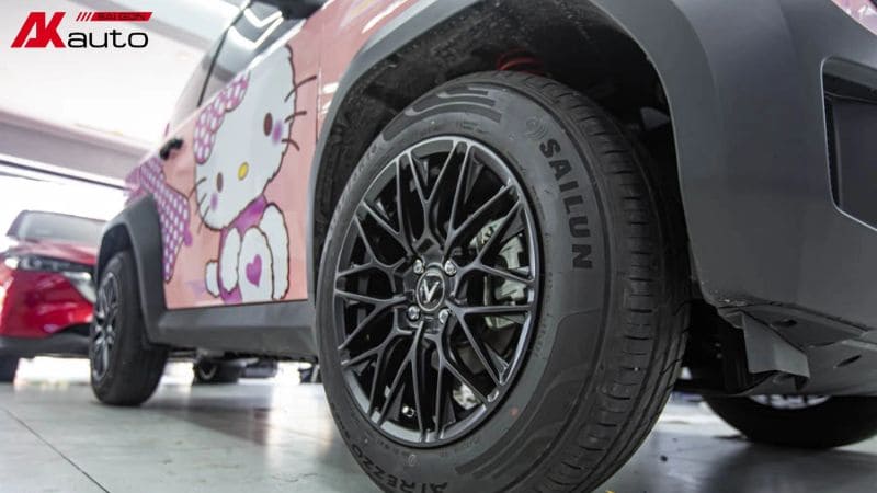 Xe Vinfast VF3 hồng lên mâm xe cực chất