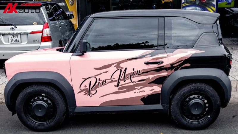 Tem dán xe VF3 hồng tạo điểm nhấn cho ngoại thất