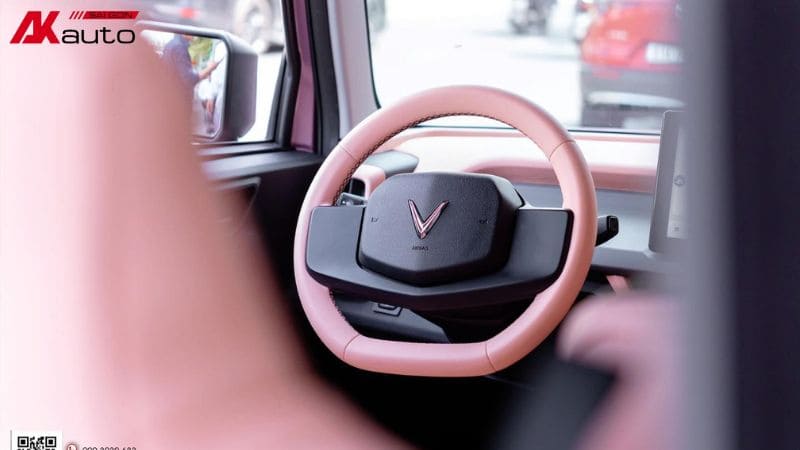 Vô lăng VF3 hồng được bọc da cùng màu giúp đồng bộ màu sắc