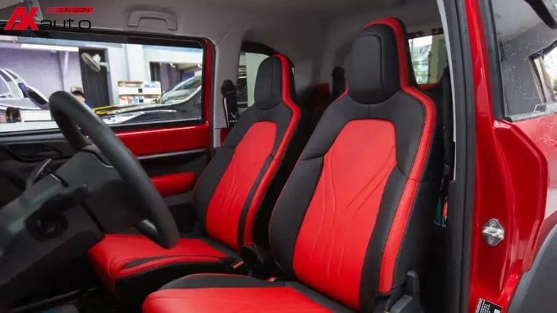 Mẫu ghế da phối màu đen và đỏ cho VF3