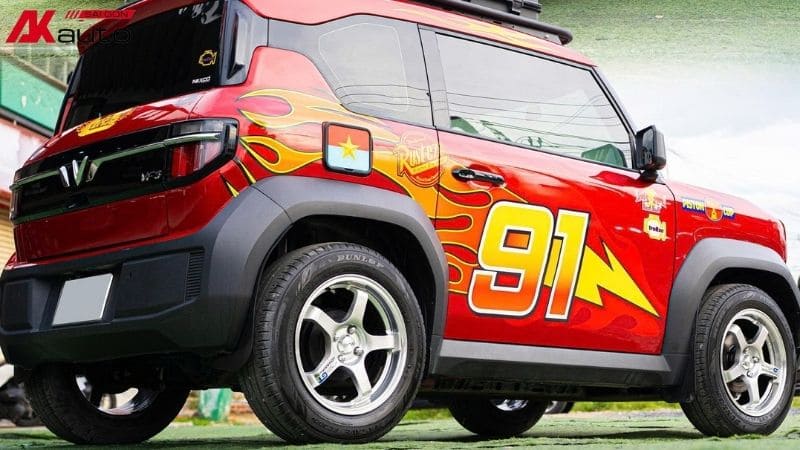 Tem dán lên thân xe VF3 đỏ giúp tạo hiệu ứng nổi bật
