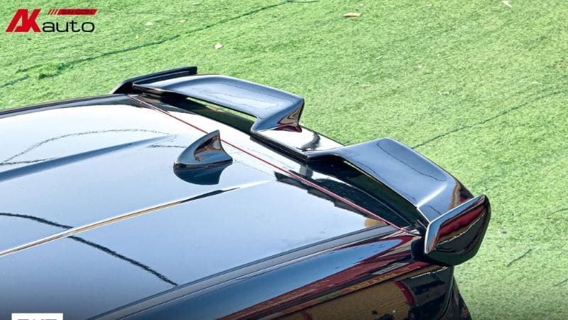 VF3 đỏ lắp đuôi gió