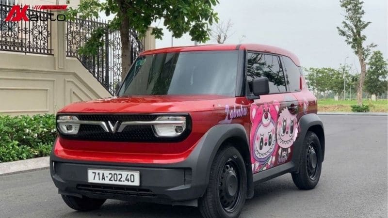 VF3 đỏ dán tem Labubu dễ thương