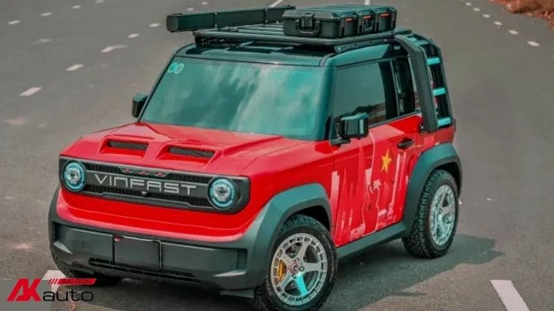 VF3 màu đỏ trang bị thêm thang hông tăng vẻ cứng cáp, khỏe khoắn