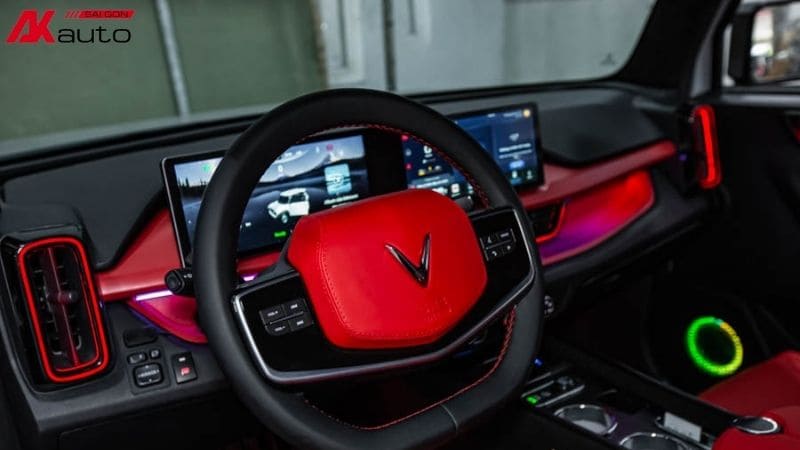 Vô lăng VF3 bọc da phối màu giúp đồng bộ không gian nội thất