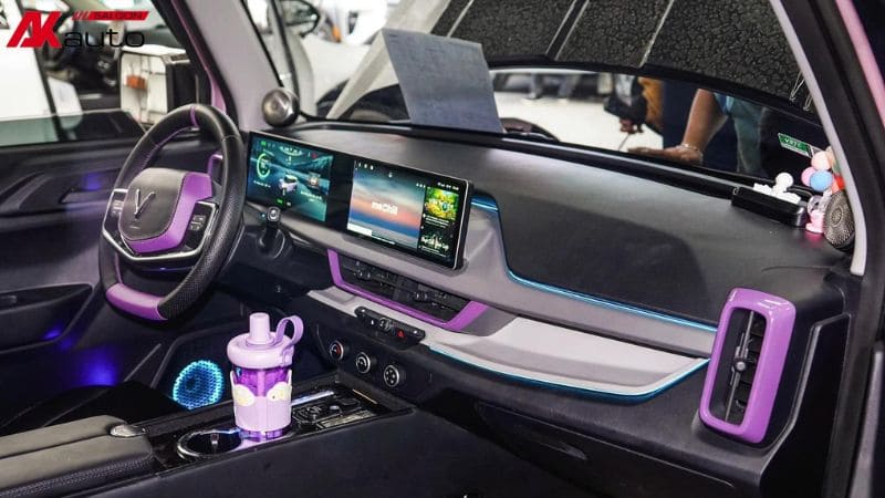 Không gian xe VF3 tím lung linh khi nâng nấp LED nội thất