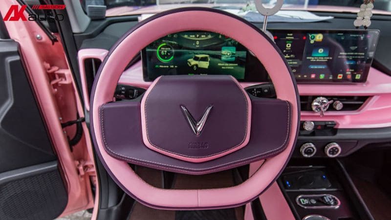 Mẫu vô lăng bọc da phối màu tím cà và hồng