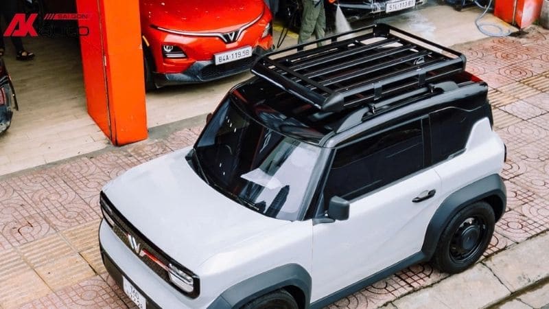 Vinfast VF3 trắng lên baga mui xe