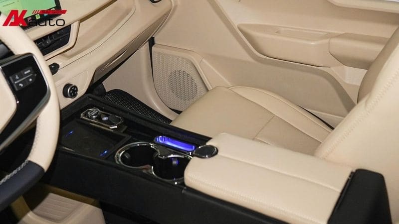 Combo bọc ghế da và nâng cấp bệ tỳ tay cho VF3 trắng