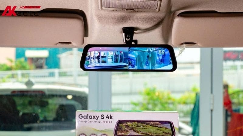 Mẫu camera hành trình gương lắp trên VF3 trắng