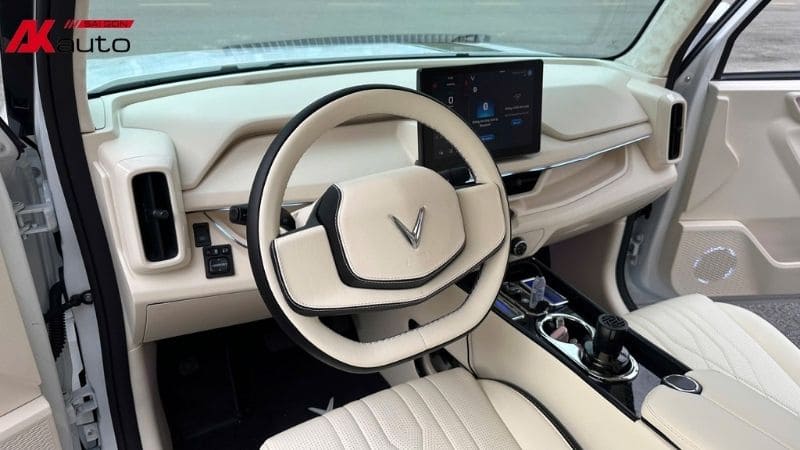 Mẫu ghế da kem phối các đường viền đen