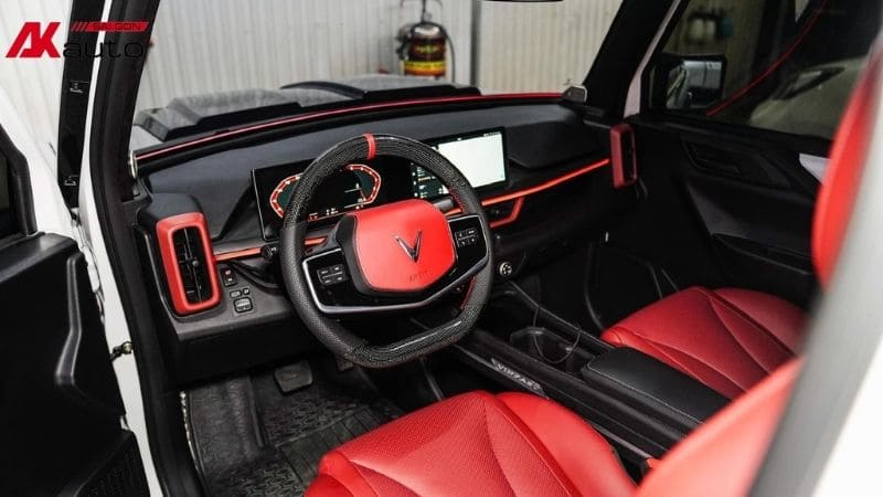 Mẫu ghế da đen phối đỏ cho VF3 trắng