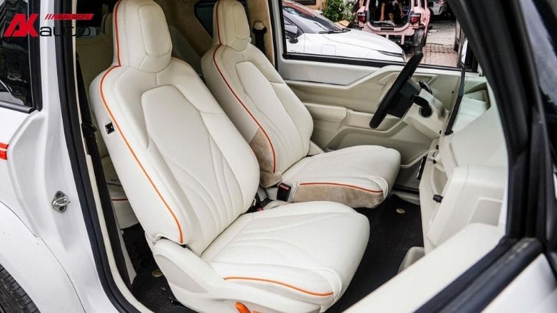 Full nội thất kem kết hợp viền cam nổi bật hơn