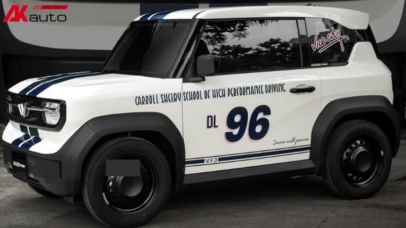 Tem dán được thiết kế theo yêu cầu tăng thêm cá tính cho chiếc VF3 trắng