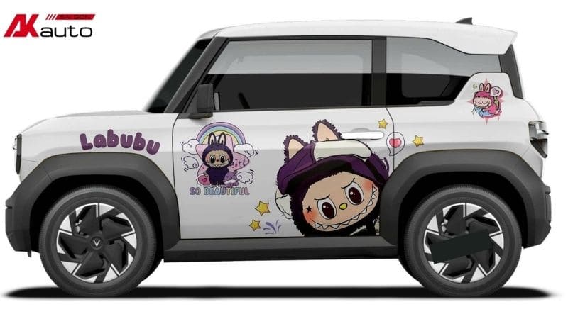 Độ xe Vinfast VF3 màu trắng với tem dán Labubu dễ thương