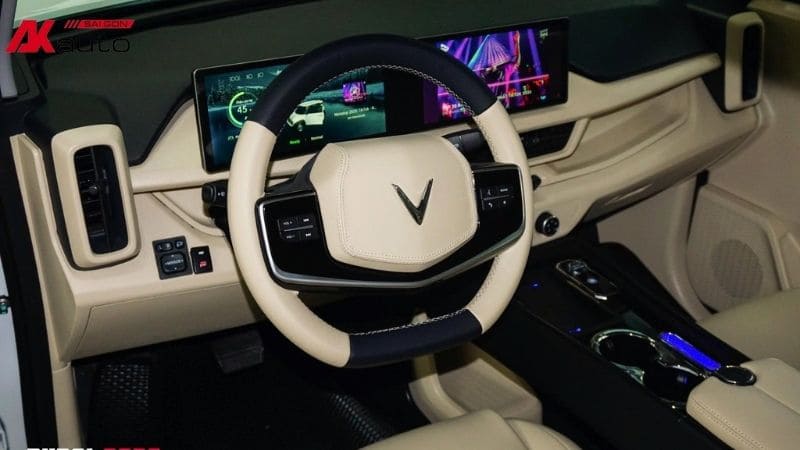 Vô lăng VF3 màu trắng sau khi được bọc da tăng thêm tính thẩm mỹ