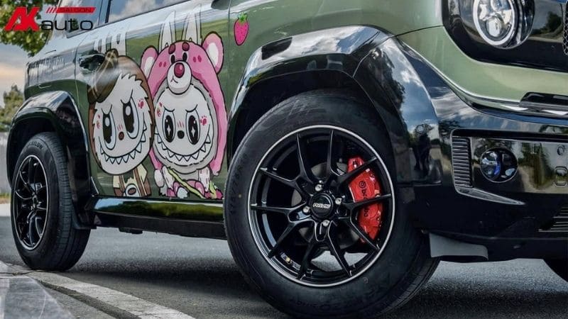 Cận cạnh mâm trước của chiếc xe VF3 sau khi độ