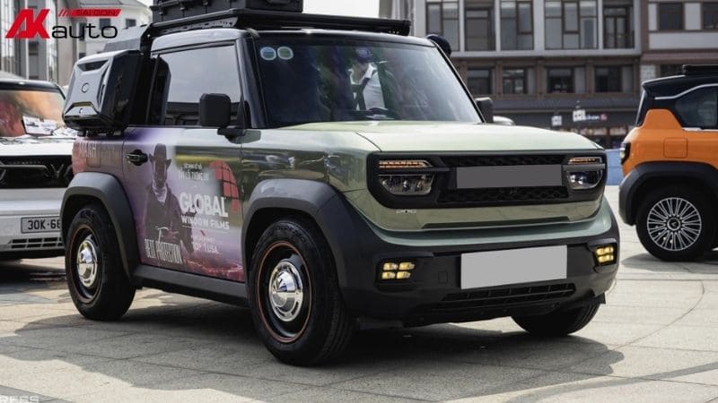 Mẫu độ Vinfast VF3 xanh rêu tại sự kiện Vinfast - Chơi phải chất