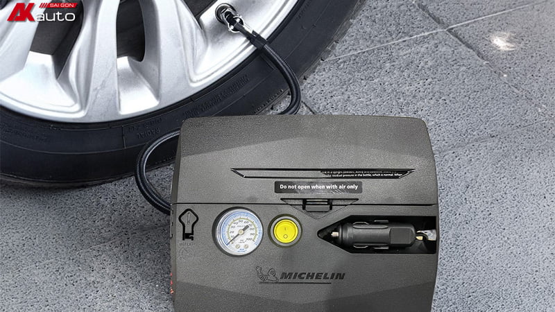 Máy bơm lốp ô tô Michelin 5818 12V có vá vỏ