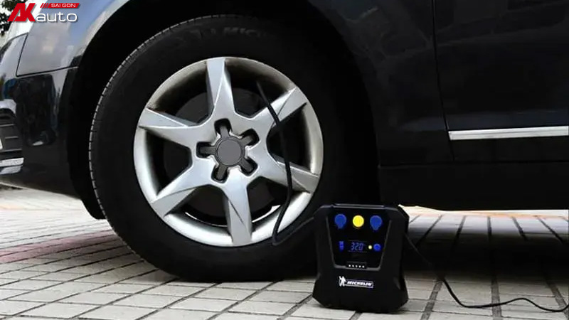 Bơm lốp ô tô Michelin là thiết bị bơm hơi tiện lợi, giúp kiểm soát áp suất lốp an toàn