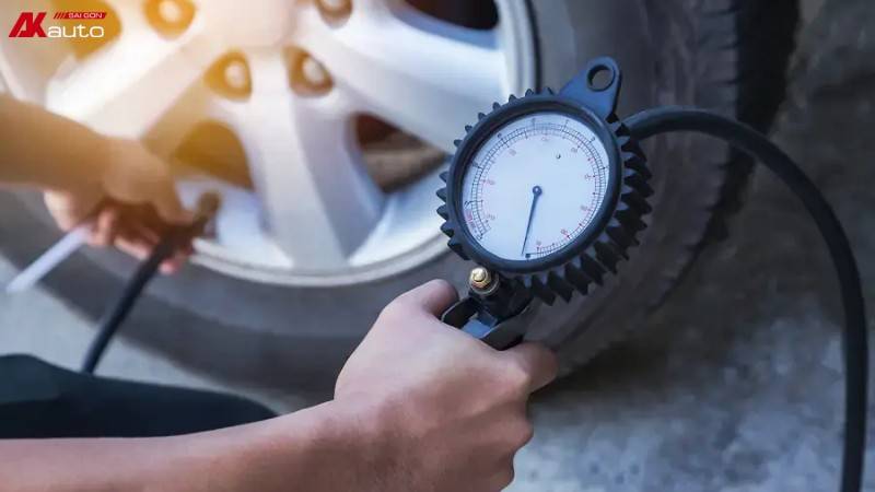Việc bơm lốp ô tô bị ảnh hưởng bởi các yếu tố thời tiết, tải trọng xe