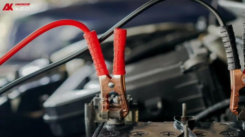 Kích bình xe máy bằng bộ sạc ắc quy chuyên dụng