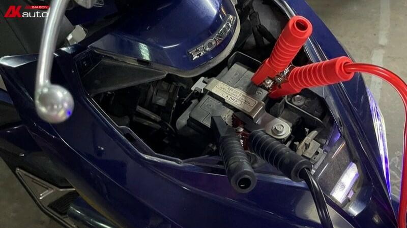 Việc thực hiện kích bình xe máy cần phải thao tác chính xác, cẩn trọng