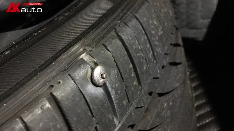 Lốp xe ô tô bị vật nhọn như đinh đâm vào gây thủng lốp
