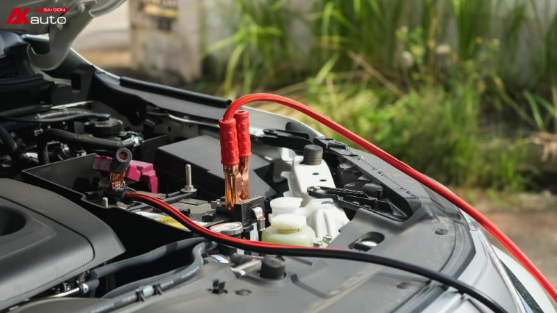 Cách kích bình ô tô bằng dây câu