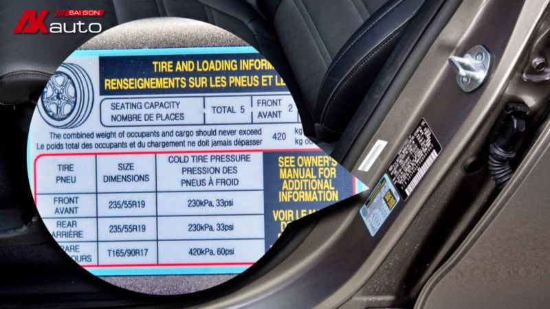 Thông số áp suất lốp tiêu chuẩn thường được dán tại khung cửa xe phía ghế lái
