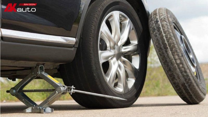 Sử dụng lốp dự phong nếu có để thay khi lốp bị thủng