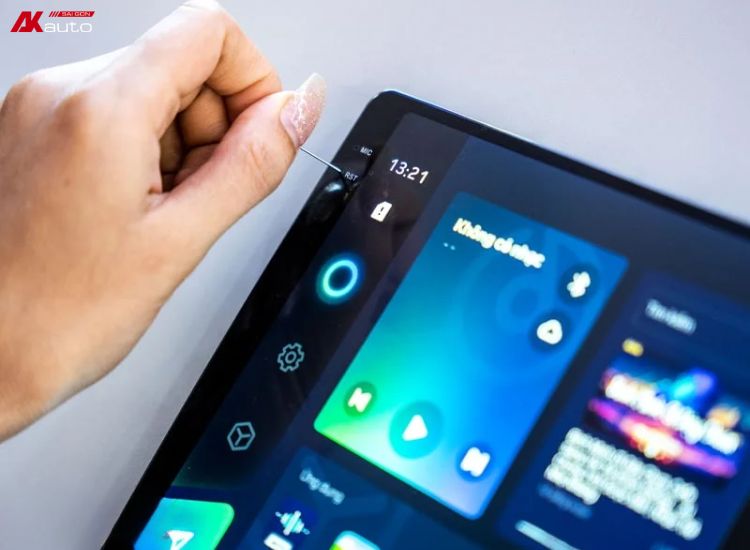 Cách reset cứng màn hình android ô tô