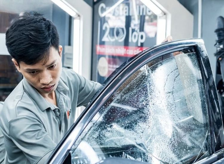 AKauto Bình Thạnh chuyên dán phim cách nhiệt ô tô chính hãng, giá cạnh tranh