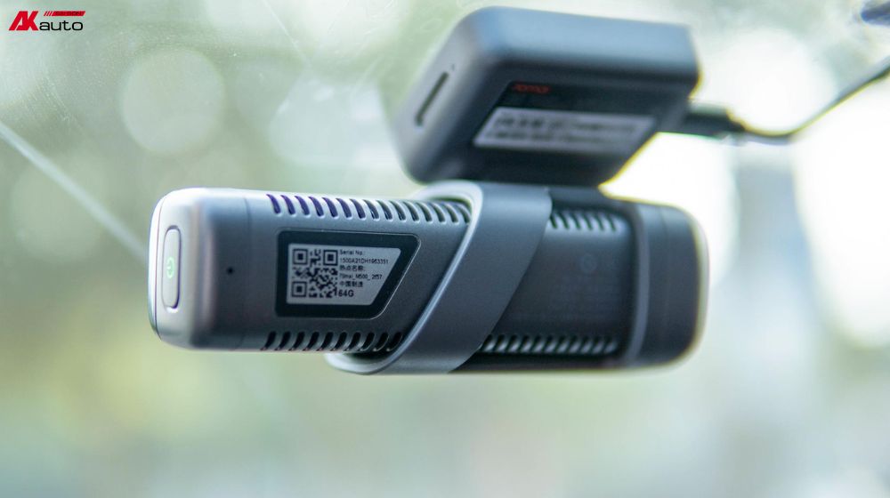 Giá đỡ và đế gắn là hai phụ kiện camera hành trình ô tô cần thiết